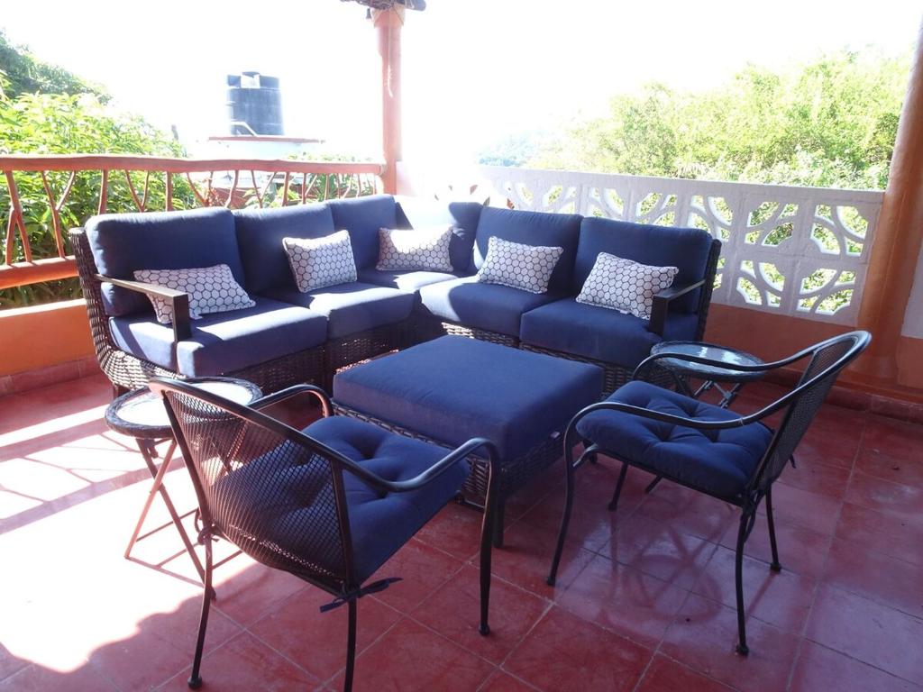 テポツォトゥランにあるRoof Top Terrace at Playa La Madera Zihuatanejoのポーチにある青いソファと椅子