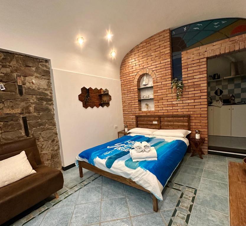 Ένα ή περισσότερα κρεβάτια σε δωμάτιο στο Dal Ferroviere - A Charming Stone Retreat in Cinque Terre