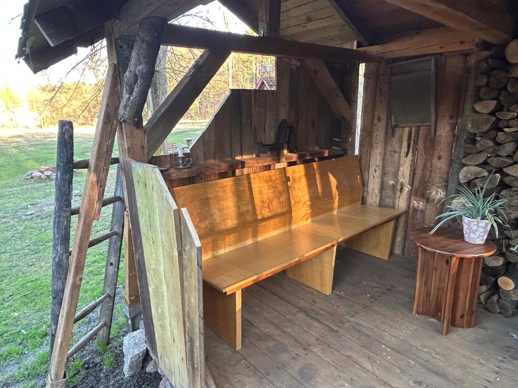 una panchina di legno all'interno di una cabina di Ferienzimmer Teiselsmühle Gehren Heideblick a Heideblick