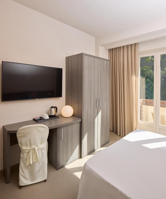 Hotel Crystal - Habitación Cuádruple Con Balcón
