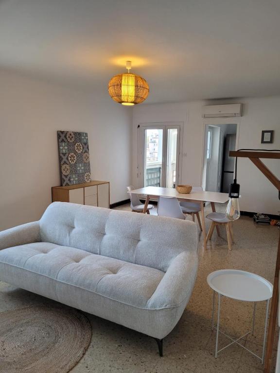 un salon avec un canapé et une table dans l'établissement Très beau T3 centre historique, à Martigues