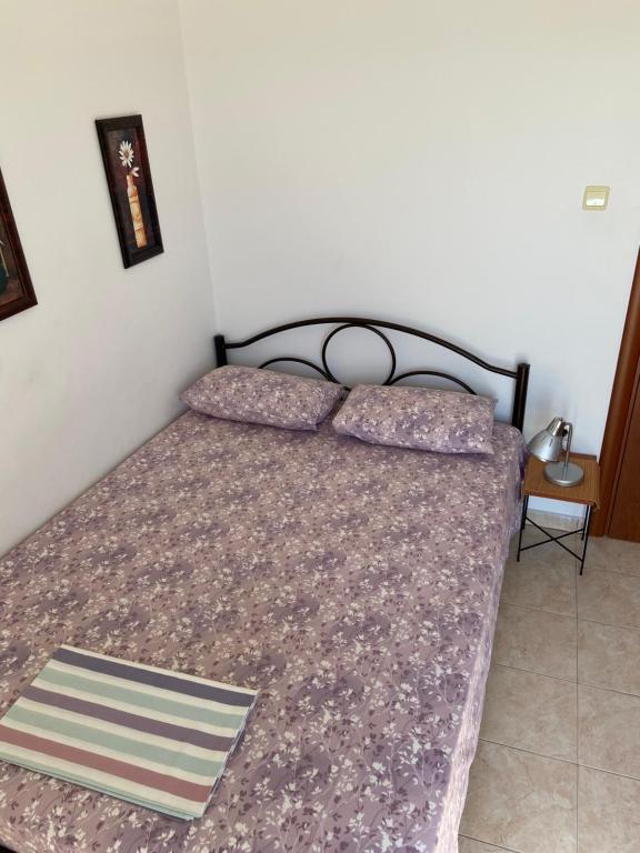 Postel nebo postele na pokoji v ubytování Kerasioti apartment
