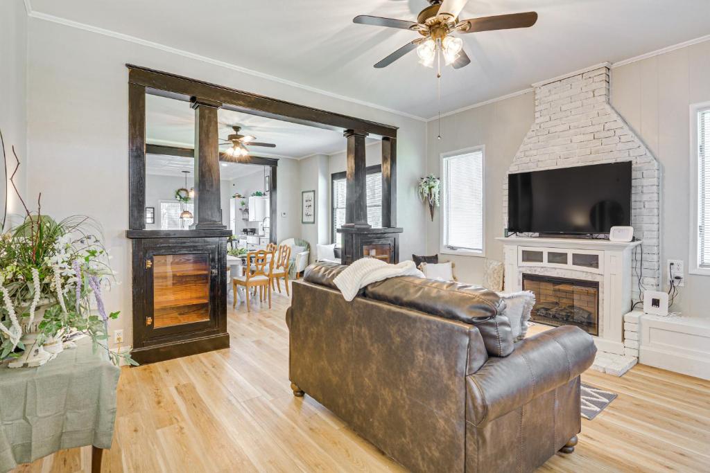 un soggiorno con divano e camino di Fire Pit Pet-Friendly Mt Vernon Gem! a Mount Vernon