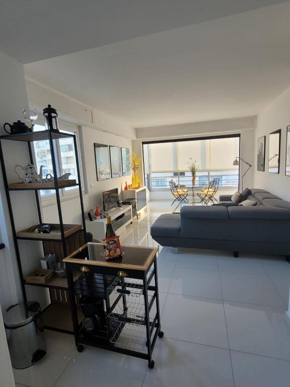 - un grand salon avec un lit et une table dans l'établissement Center Cannes Hippocampe, à Cannes