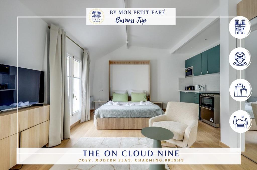- une chambre avec un lit, une chaise et une télévision dans l'établissement Sur un nuage - Calme & Rénové - Odéon, à Paris