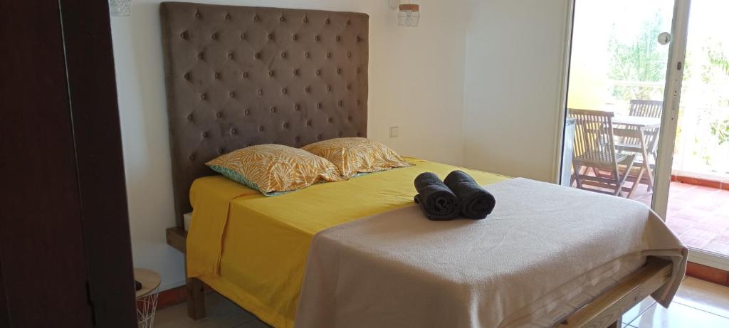 Una cama o camas en una habitación de Studio Bleu Emeraude