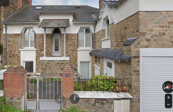 une maison en briques avec un portail et une clôture dans l'établissement Cholet Camp de base pour visiter la Région 25 minPuyduFou, parcoriental, châteaux de la Loire, Nantes, à Cholet