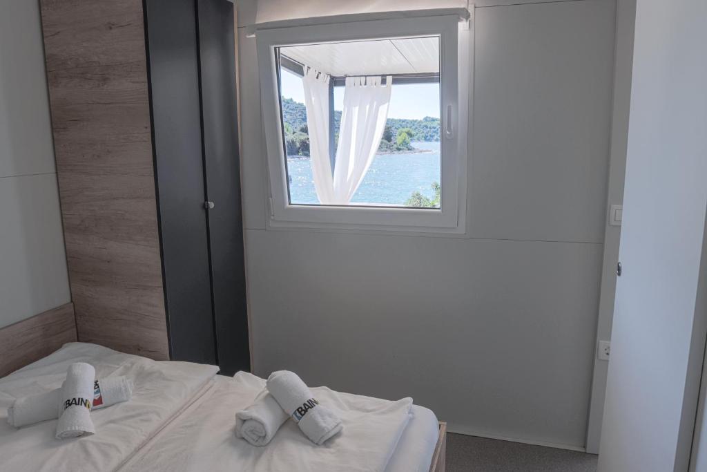 Postel nebo postele na pokoji v ubytování Beach house Hela - resort & tavern BAIN, free transport, pool, Island of Žut - Kornati