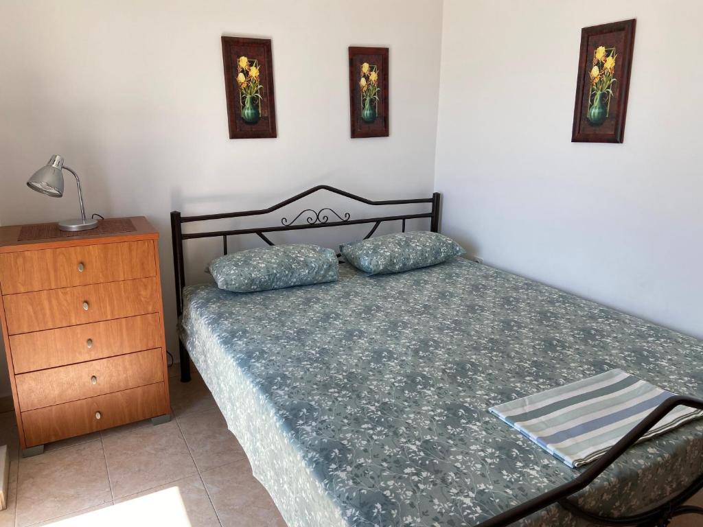 Postel nebo postele na pokoji v ubytování Kerasioti apartment