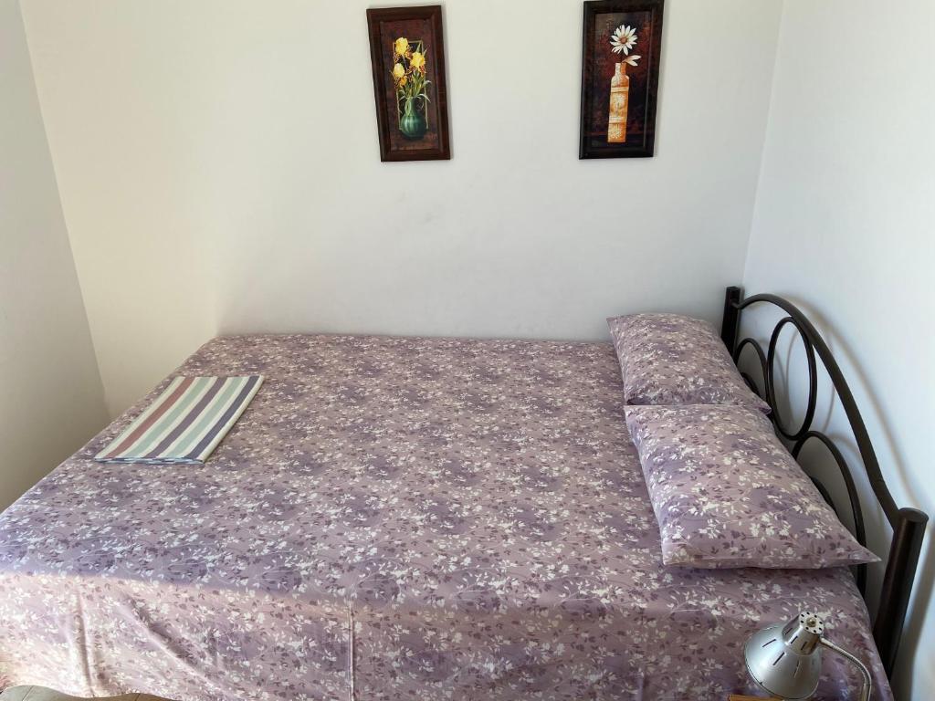 Postel nebo postele na pokoji v ubytování Kerasioti apartment