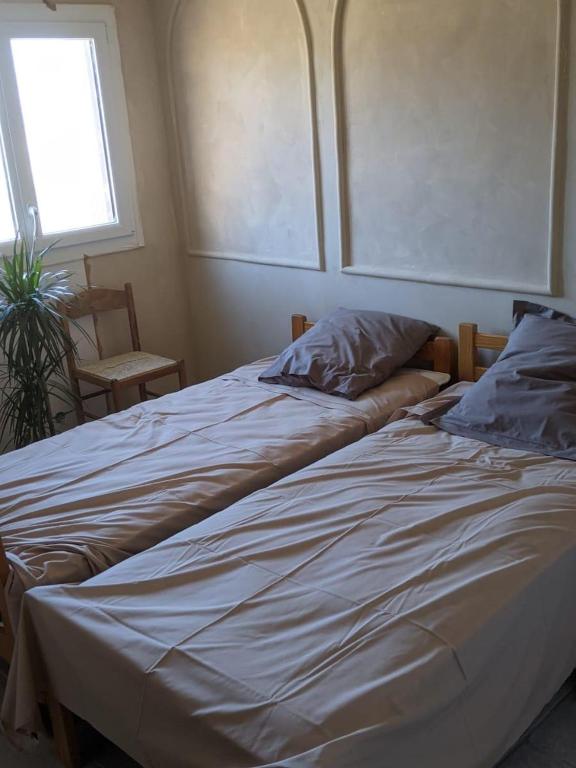 Postel nebo postele na pokoji v ubytování Gîte confort 15 couchages, vue panoramique Montagne Hautes Alpes, Terrasses