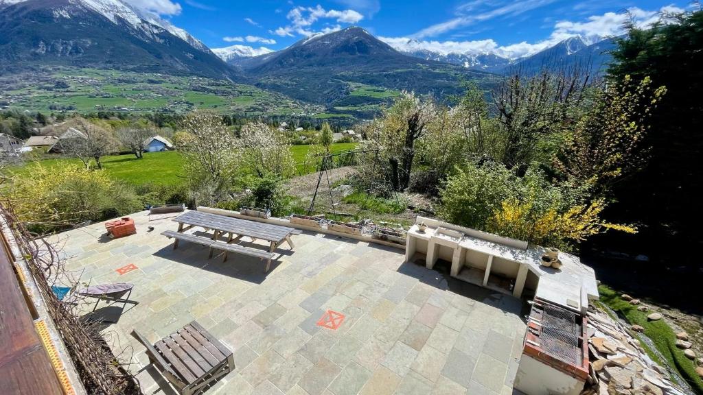 Fotografie z fotogalerie ubytování Gîte confort 15 couchages, vue panoramique Montagne Hautes Alpes, Terrasses v destinaci Embrun