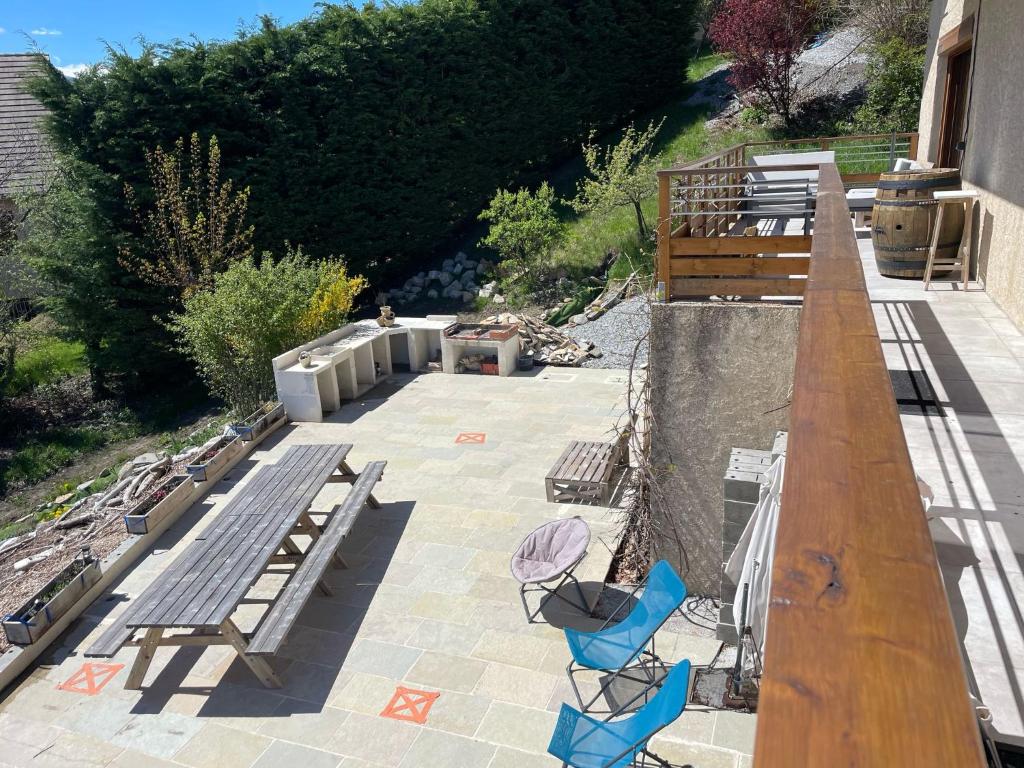 Balkón nebo terasa v ubytování Gîte confort 15 couchages, vue panoramique Montagne Hautes Alpes, Terrasses