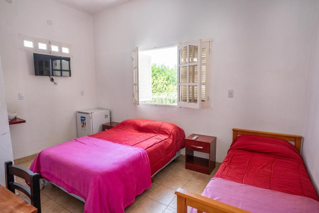 a bedroom with two beds and a window at Departamento Novos Apart Catamarca Alquiler temporario in San Fernando del Valle de Catamarca