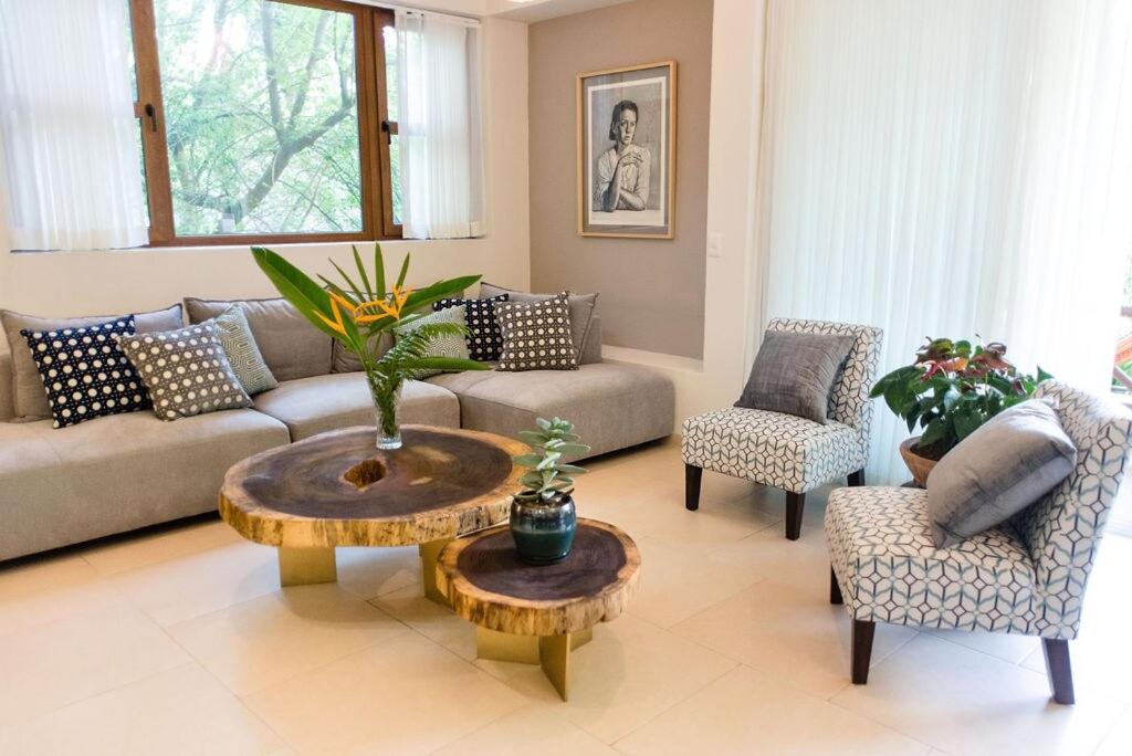 Higuera BlancaにあるDepartamento en Litibu Punta Mitaのソファとテーブルと椅子のあるリビングルーム