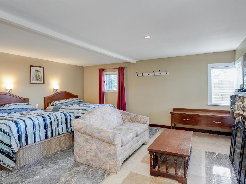 Postel nebo postele na pokoji v ubytování Malahat Bungalows Motel