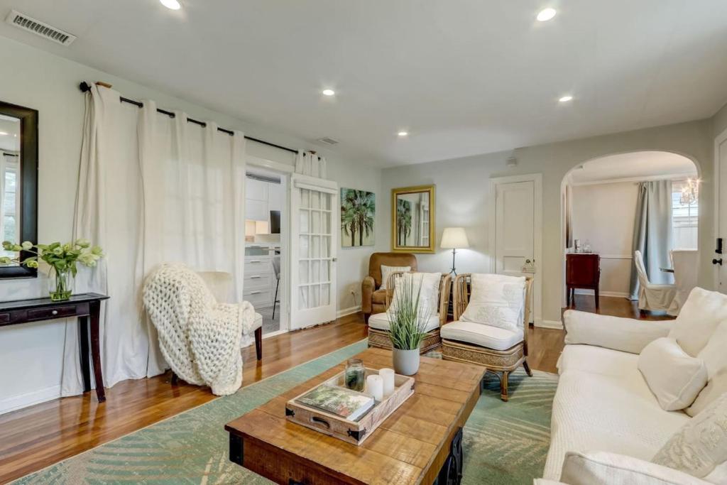 ein Wohnzimmer mit Sofa und Tisch in der Unterkunft Happy Coastal Cottage for 6 in Jacksonville