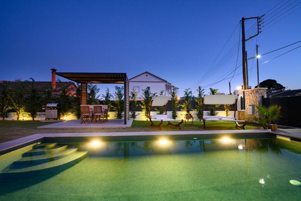 Bazén v ubytování Rustic Charm Villa nebo v jeho okolí