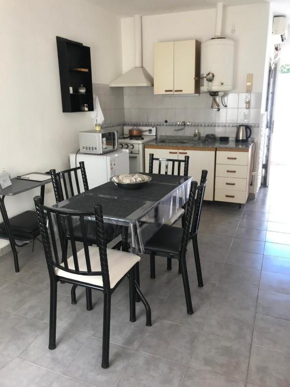 eine Küche mit Esstisch und Stühlen in der Unterkunft Lo de Nina in Villa María