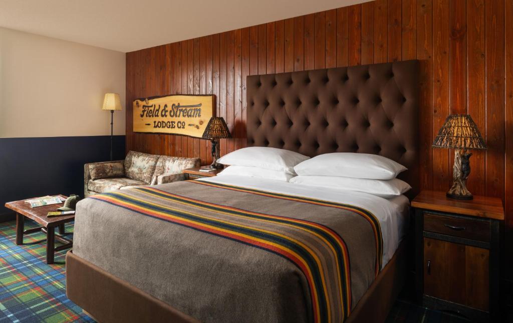 Postel nebo postele na pokoji v ubytování Field & Stream Lodge Bozeman