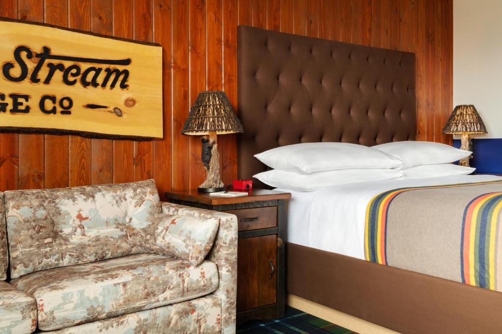 Postel nebo postele na pokoji v ubytování Field & Stream Lodge Bozeman