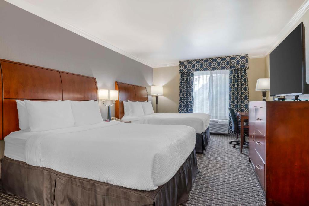 Best Western Plus Marina Shores Hotel - 