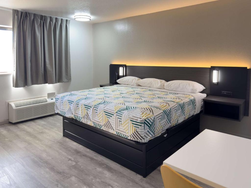 Motel 6-Dyersburg, TN - Suite Met Kingsize Bed En Spabad – Niet-Rokers