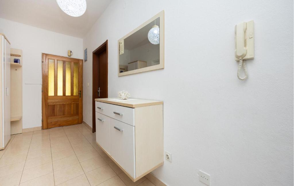 Kuchyňa alebo kuchynka v ubytovaní Awesome Apartment In Trogir With Wifi