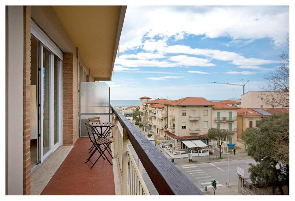 un balcone con vista sulla città di Casa Nica, Comfortable flat just 200 m from the sea a Lido di Camaiore