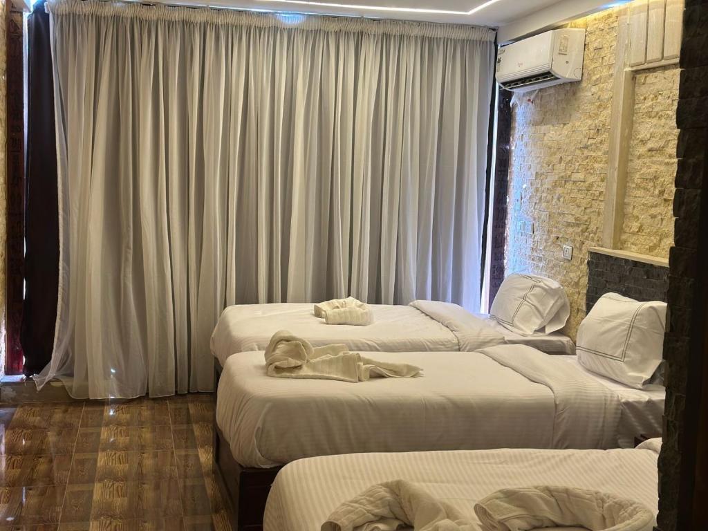 Postel nebo postele na pokoji v ubytování Vida Pyramids Inn