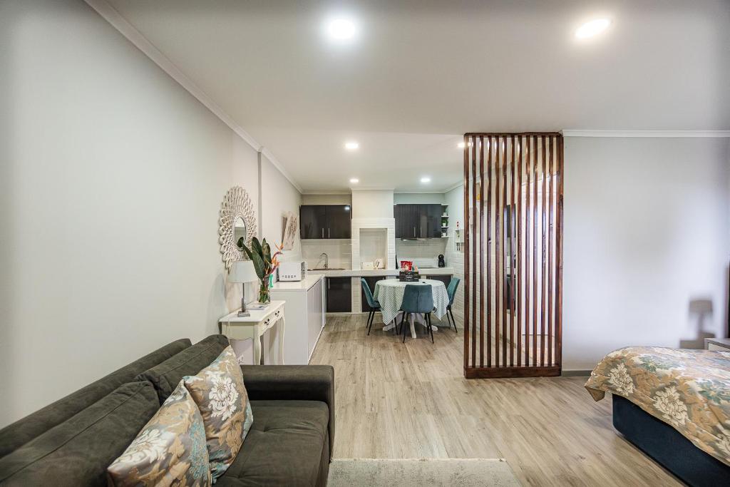 Pineapple Studio - 7