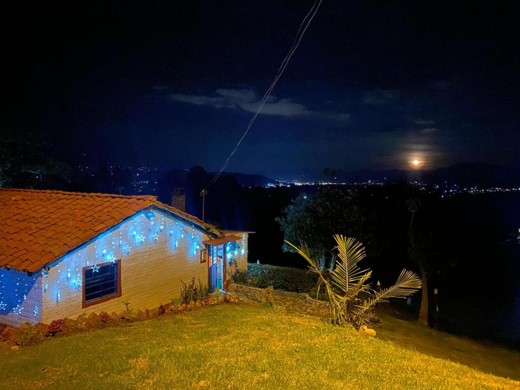 パイパにあるCasa campestre villa de los santosの夜のクリスマスライト付きの家