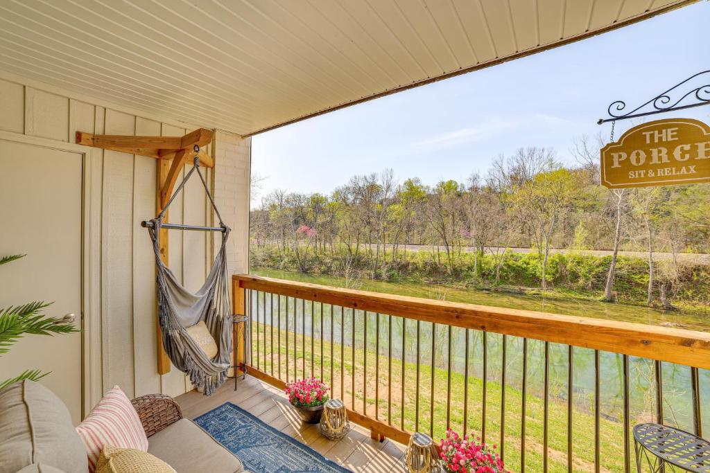 une terrasse couverte avec un canapé et un balcon avec vue dans l'établissement Walk to Branson Landing Condo with Resort Amenities, à Branson