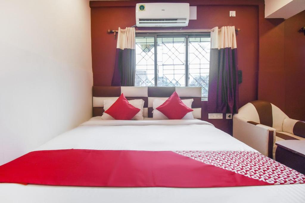 Postel nebo postele na pokoji v ubytování Super Hotel O Red Stone Near Netaji Subhash Chandra Bose International Airport