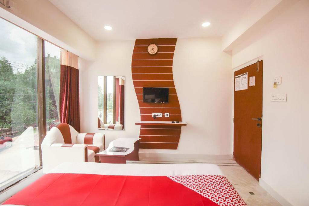 Postel nebo postele na pokoji v ubytování Super Hotel O Red Stone Near Netaji Subhash Chandra Bose International Airport