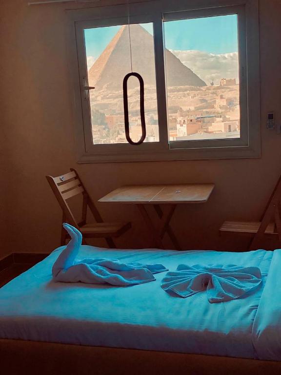 Postel nebo postele na pokoji v ubytování Moonlight pyramids view INN