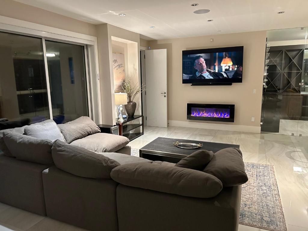 TV a/nebo společenská místnost v ubytování Luxury accomodation in West Vancouver