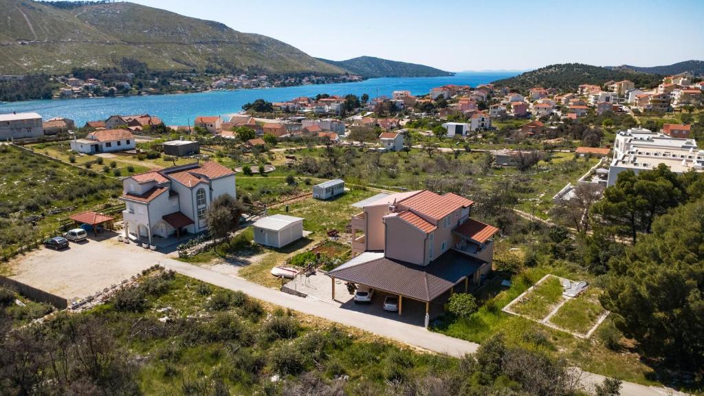 Apartments with parking space Grebastica, Sibenik - 24046