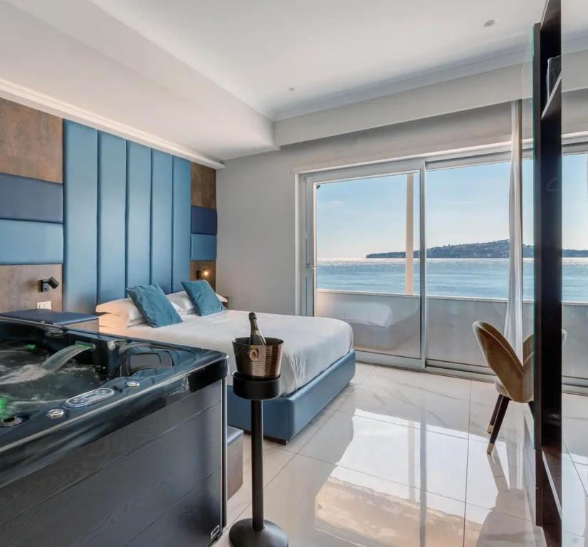 A bed or beds in a room at Imperatrice Suites