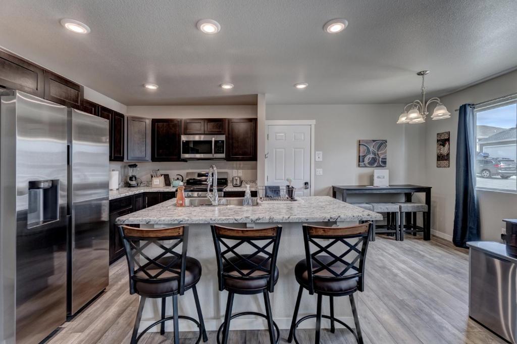 ラピッドシティにあるBackyard View Of Black Hills, Game Room, 5 Br'sのバースツール付きの大きな島のあるキッチンが備わります。