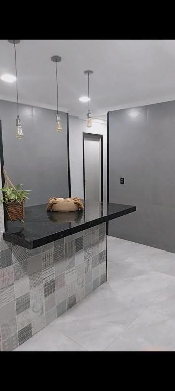 a black counter in a room with a mirror at Casa a 2 minutos da praia! in Rio de Janeiro