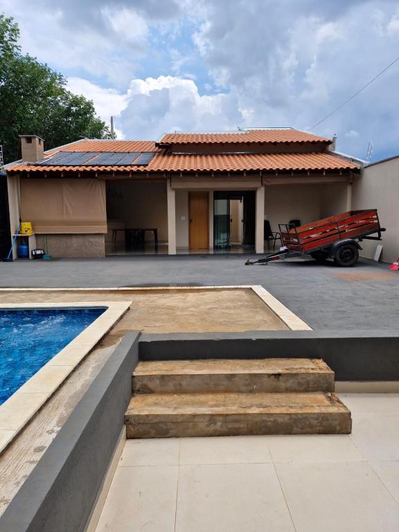 ein Haus mit Pool und Treppe davor in der Unterkunft Espaço Run in Bálsamo