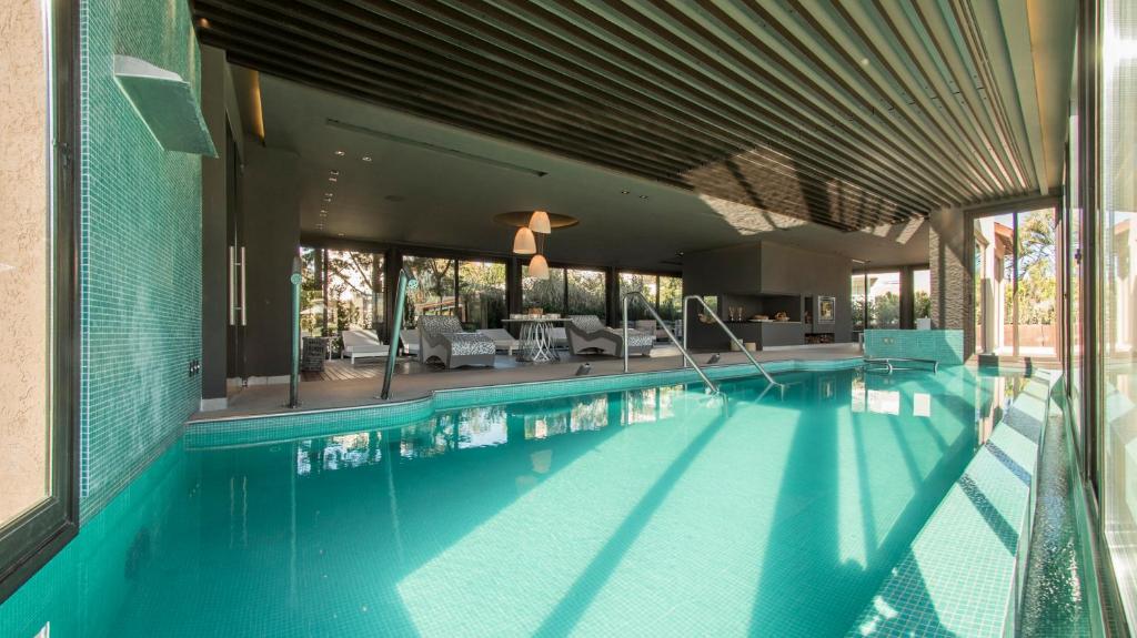 una gran piscina en un edificio con piscina en Ville Saint Germain Apart Hotel & Spa en Cariló