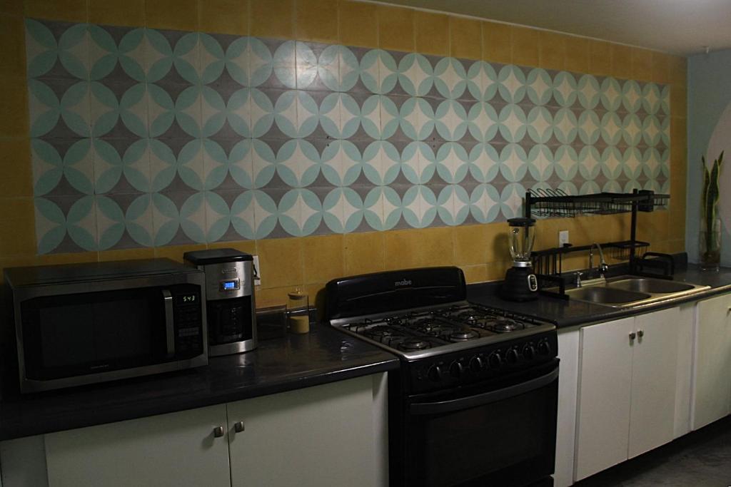 Kuchyň nebo kuchyňský kout v ubytování El Pinche Hostal