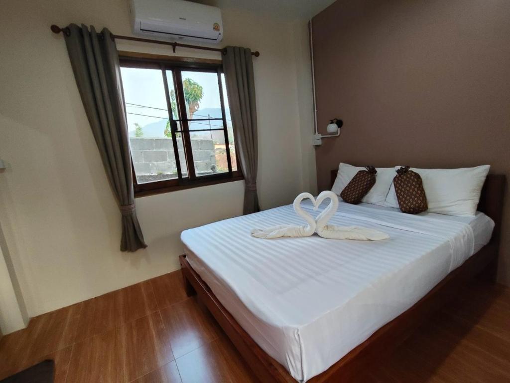Postel nebo postele na pokoji v ubytování Baankanoonpai(บ้านขนุนปาย)​