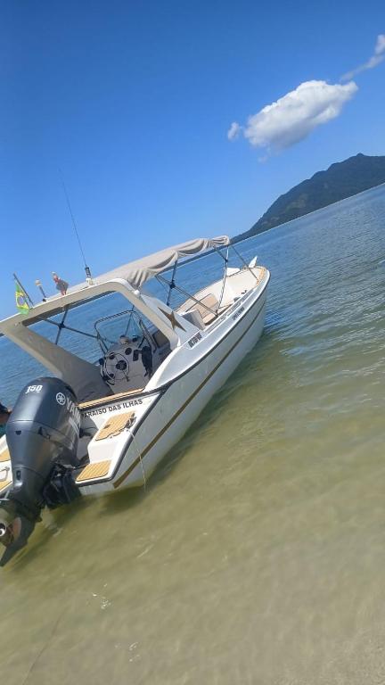 ein Boot, das im Wasser auf einem Gewässer liegt in der Unterkunft Passeio de lancha, ilha grande in Mangaratiba