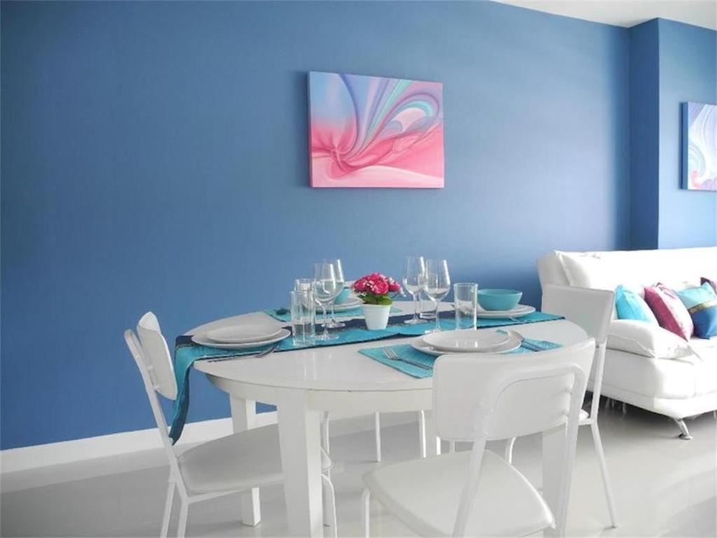 2 Bedrooms Beachfront Apartment in Patong در پوکت