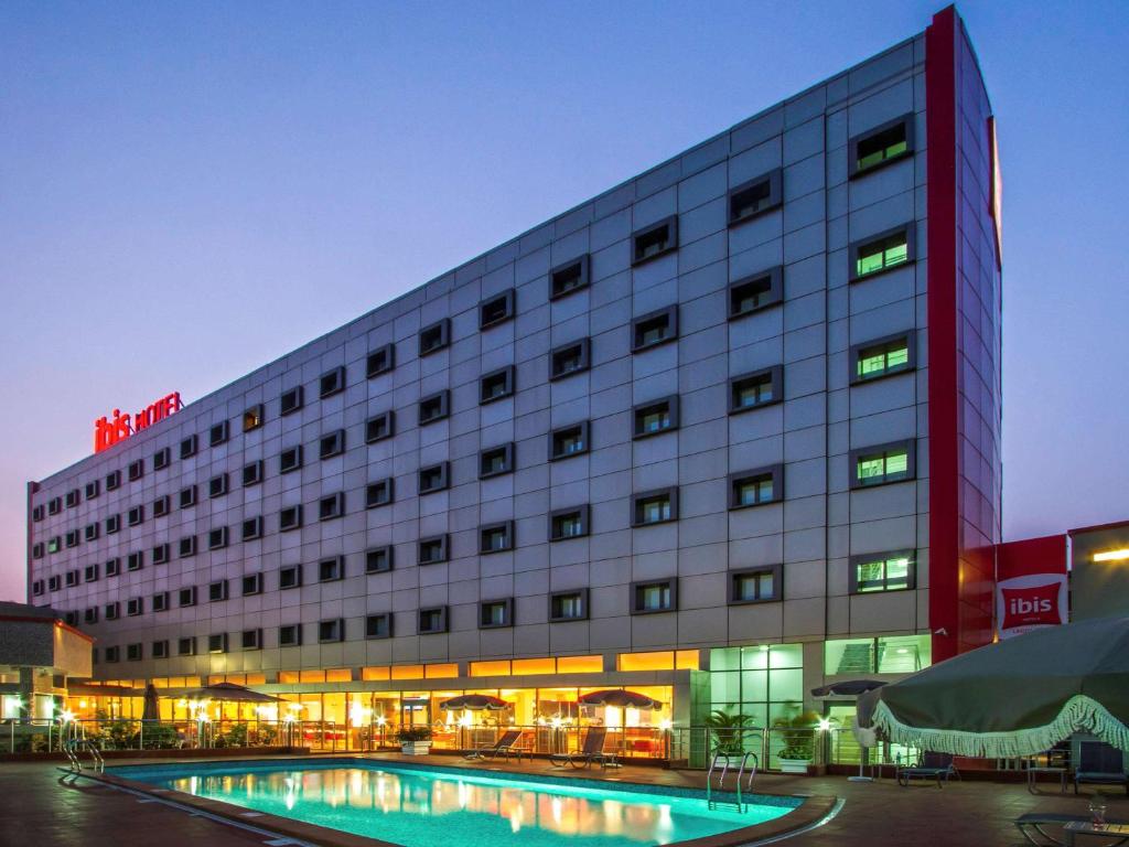 Bazén v ubytování Ibis Lagos Ikeja nebo v jeho okolí