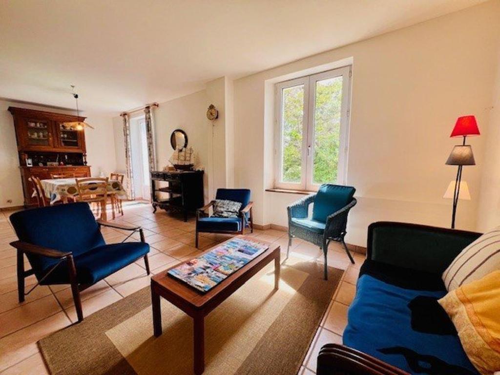 un salon avec des chaises bleues et une table dans l'établissement Maison familiale proche plage à Quiberon - FR-1-478-315, à Quiberon