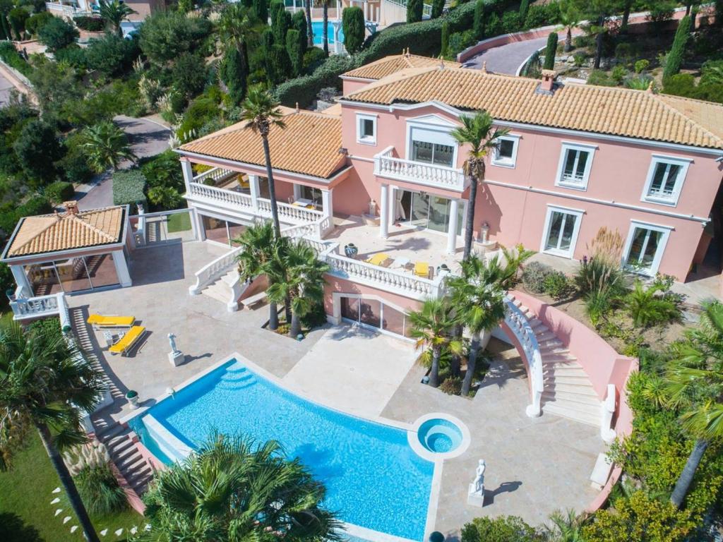 an aerial view of a house with a swimming pool at Villa de Maître 6 Chambres avec Piscine et Jacuzzi - FR-1-768-119 in Roquebrune-sur-Argens